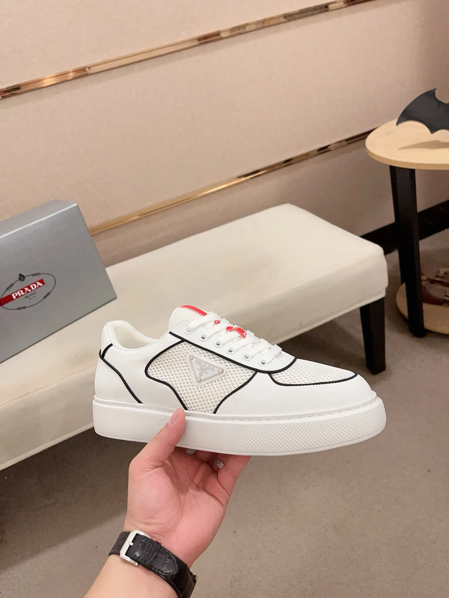 Men's shoes 💰 580💰 ✔️✔️✔️High-quality new PRADA counters are launched at the same time. The new men's shoes and 😘fabrics are selected from first-layer cowhide and are made by pure handicrafts. Lining: Full cowhide lining. 👍🏿 High-end ☄️ air-cushion molded anti-slip rubber outsole, exquisite lines, simple and elegant, comfortable and high-end for leisure travel. Code number: 38 to 44 (45 can be customized)